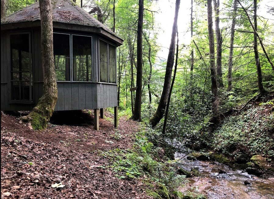 creekside secluded georgia cabin