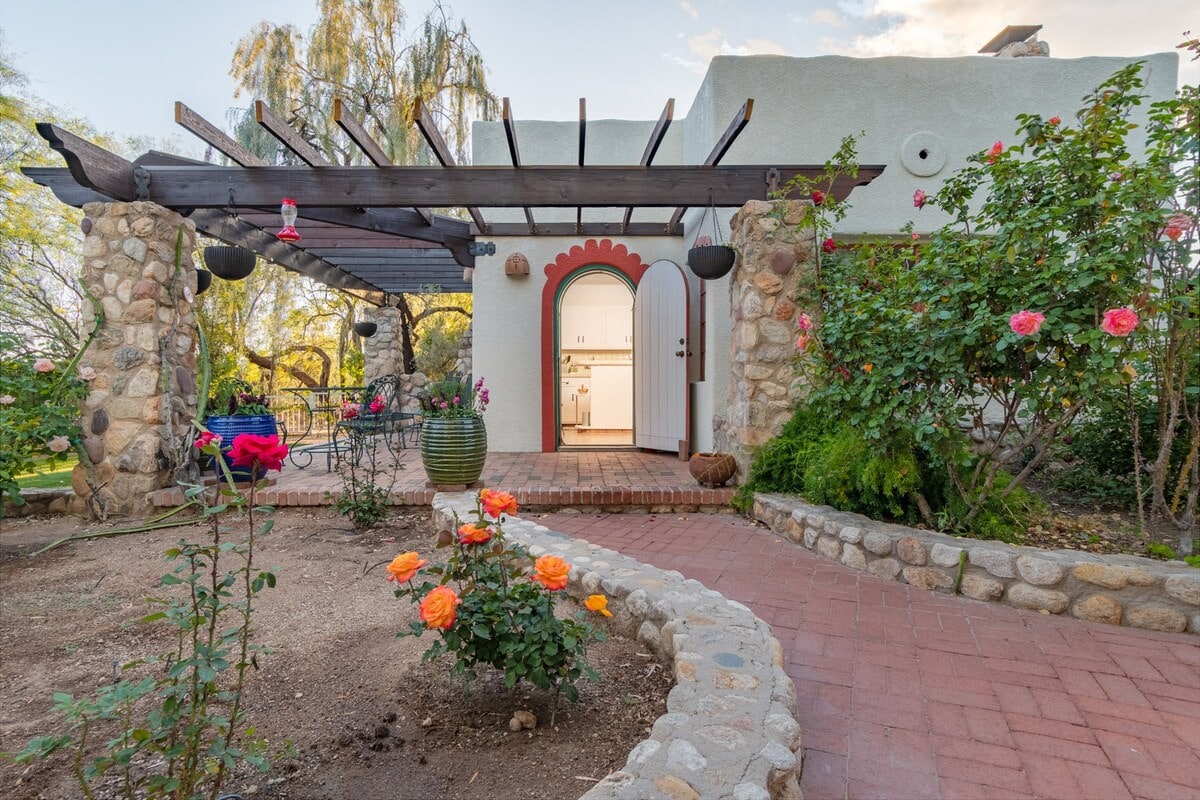 Private Cottage on 20 Acre Estate