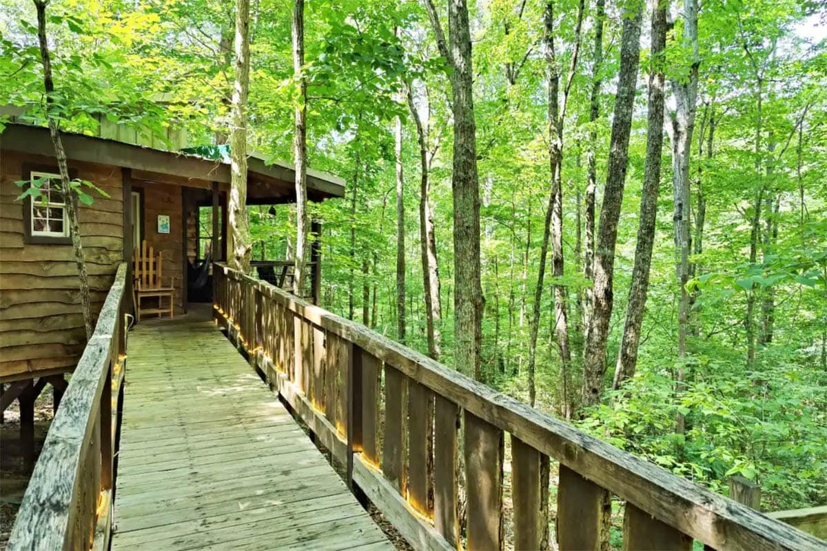 romantic getaways tennessee - hummingbird treehouse