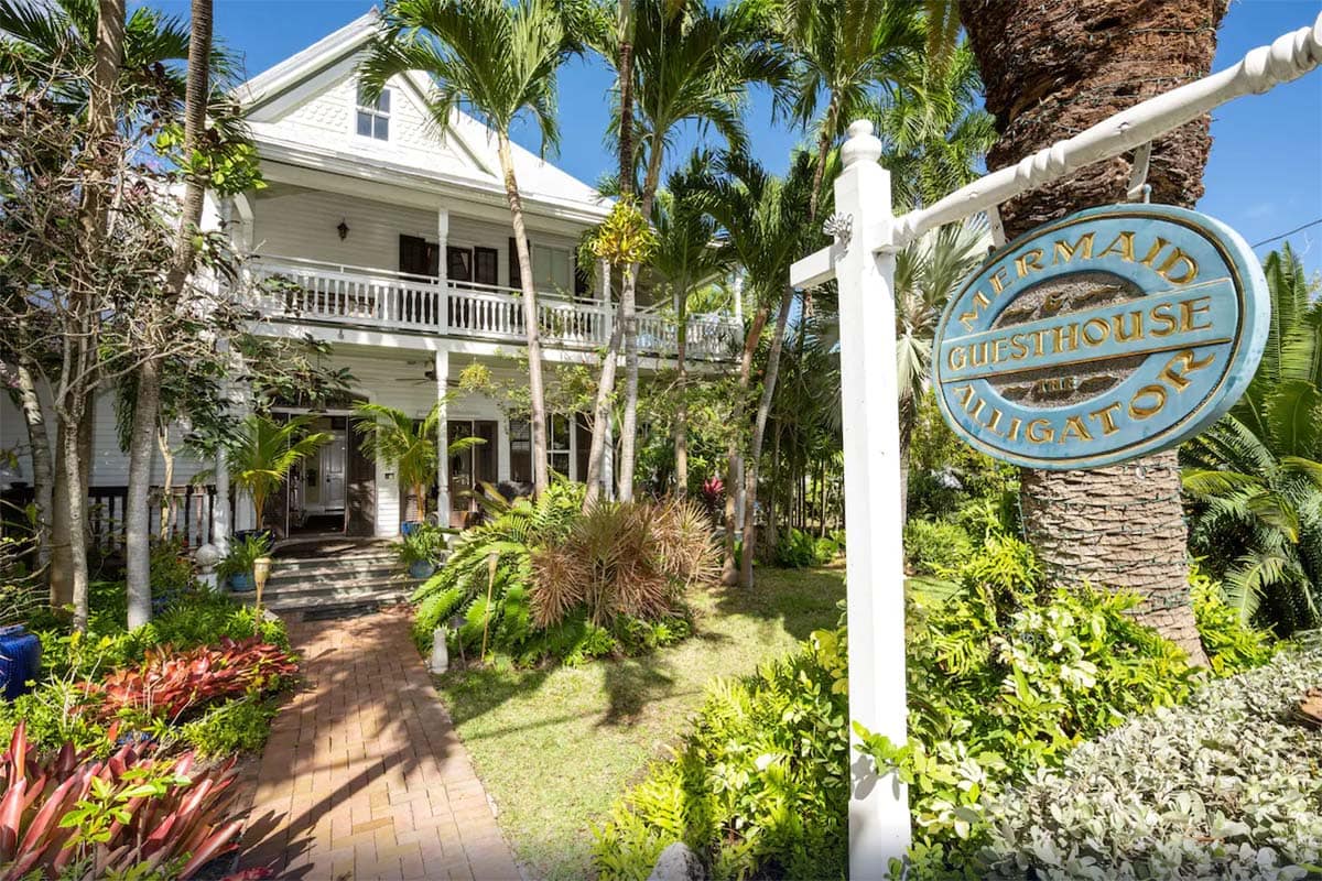 unique places to stay florida - mermaid alligator