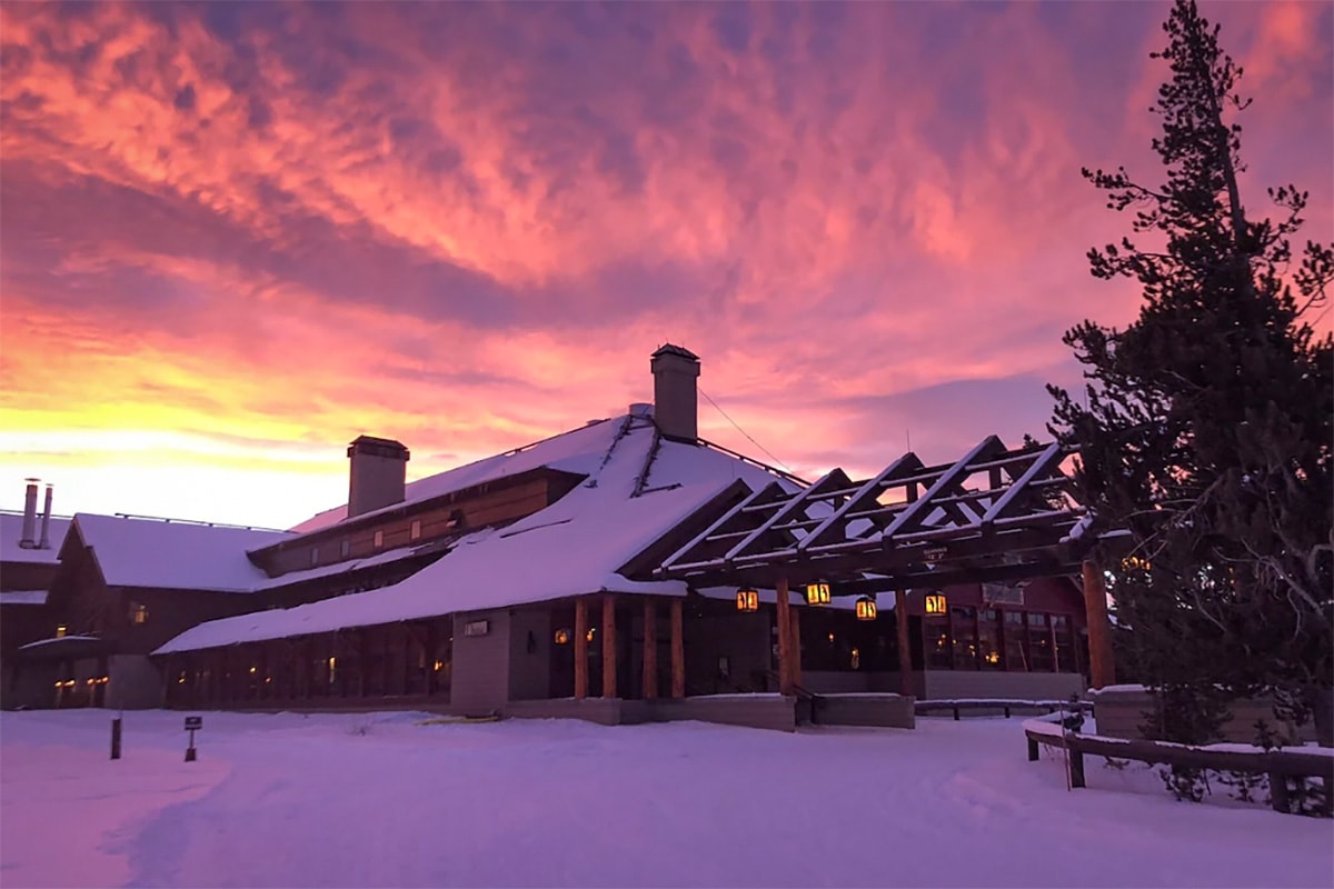 yellowstone winter old faithful snow lodge