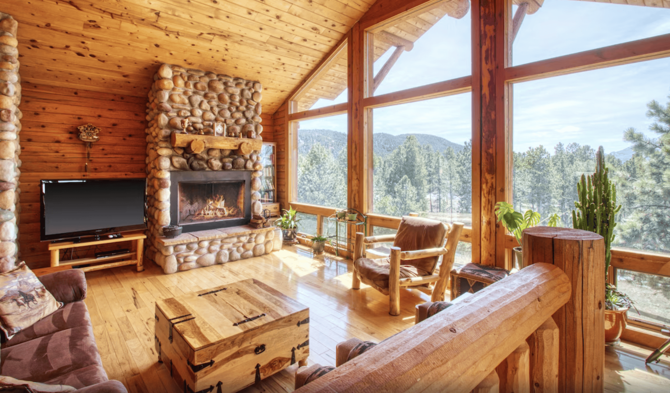 Cabin on 10 acres with private hot tub